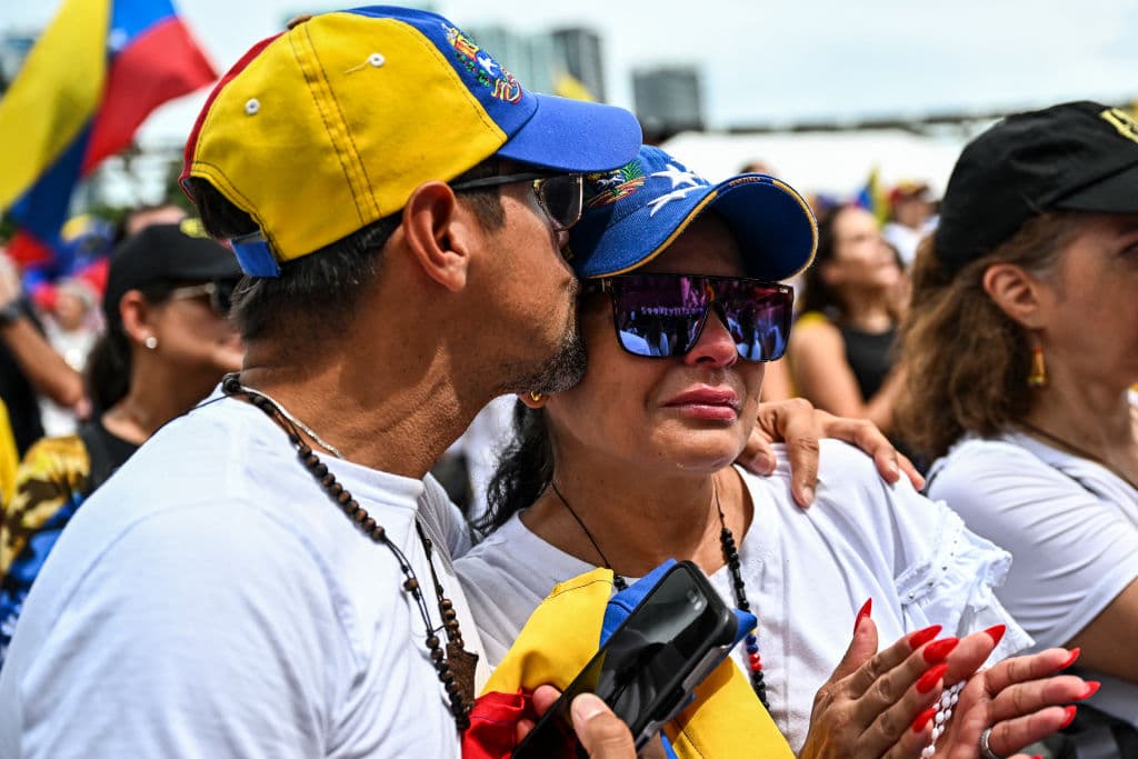 En esta imagen, un hombre consolaba a su esposa mientras lloraba durante la movilización.