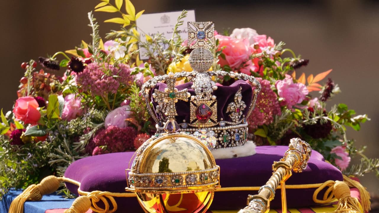 La emotiva tarjeta que Carlos III dejó en el féretro de su madre Isabel II