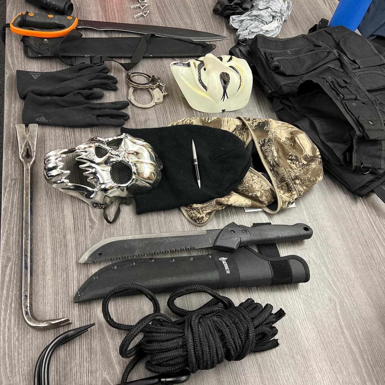 Se encontraron máscars y cuchillos.