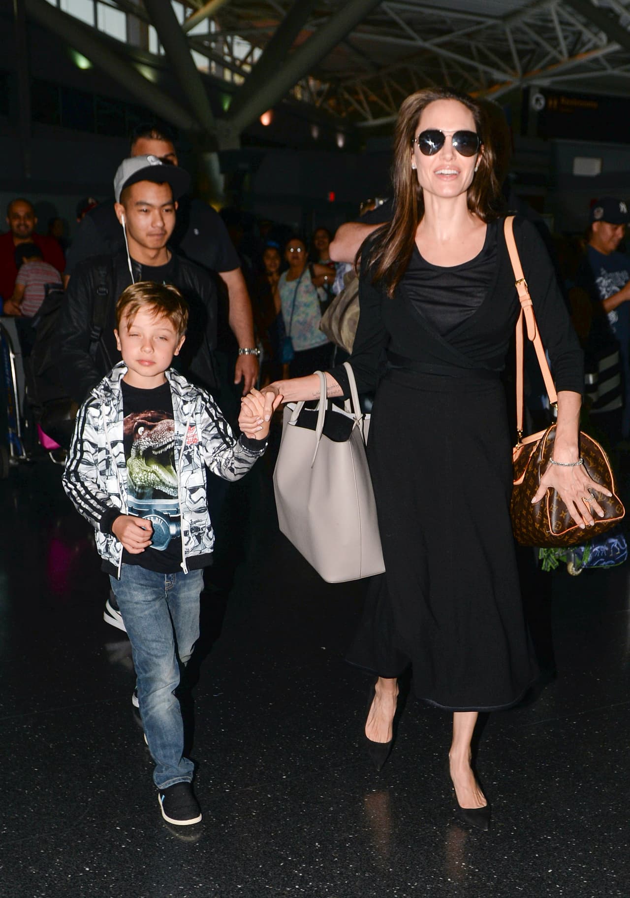 Tal vez que estaba en compañía de sus hijos Maddox y Knox.