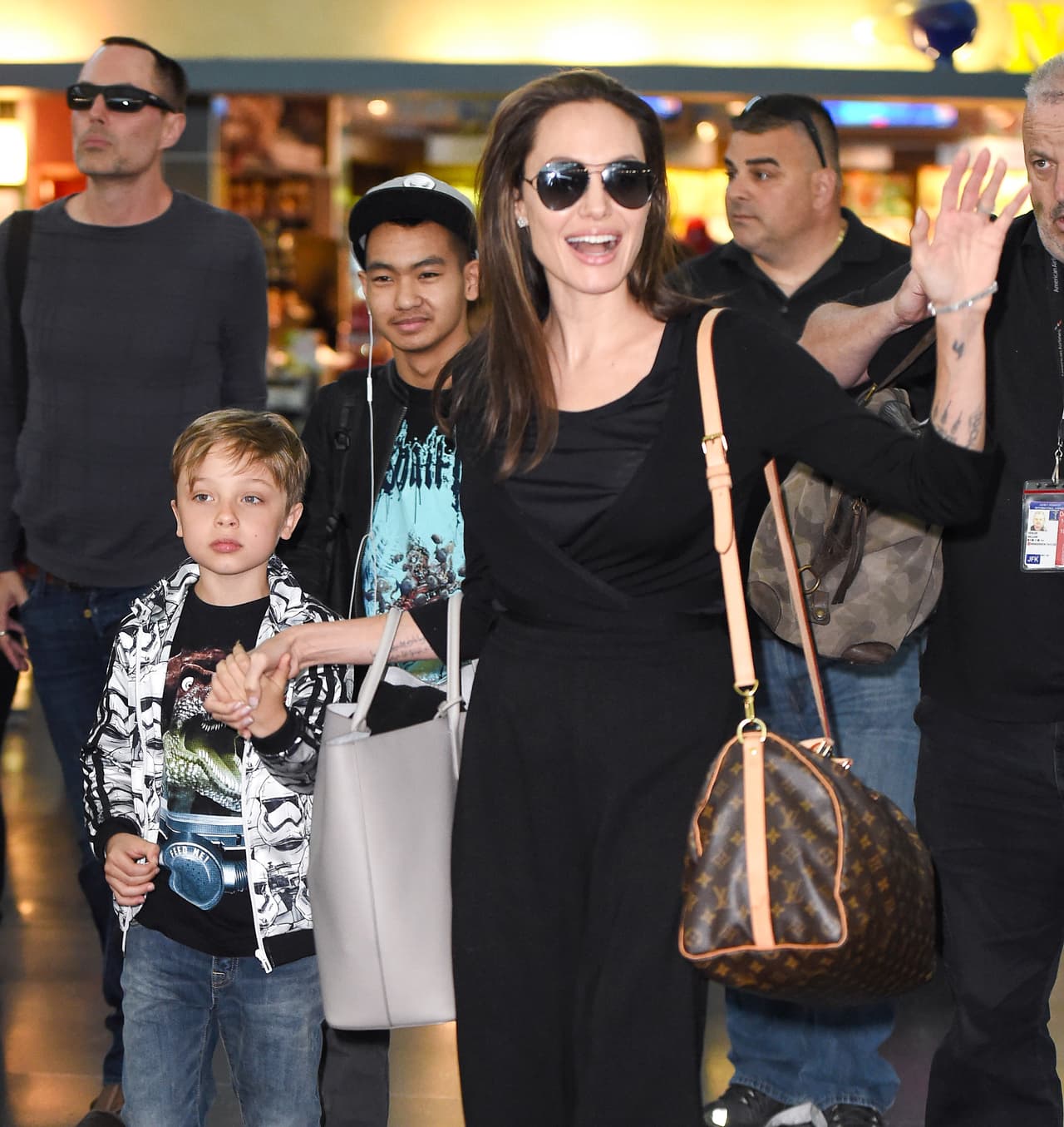 Hasta saludó a sus fans.