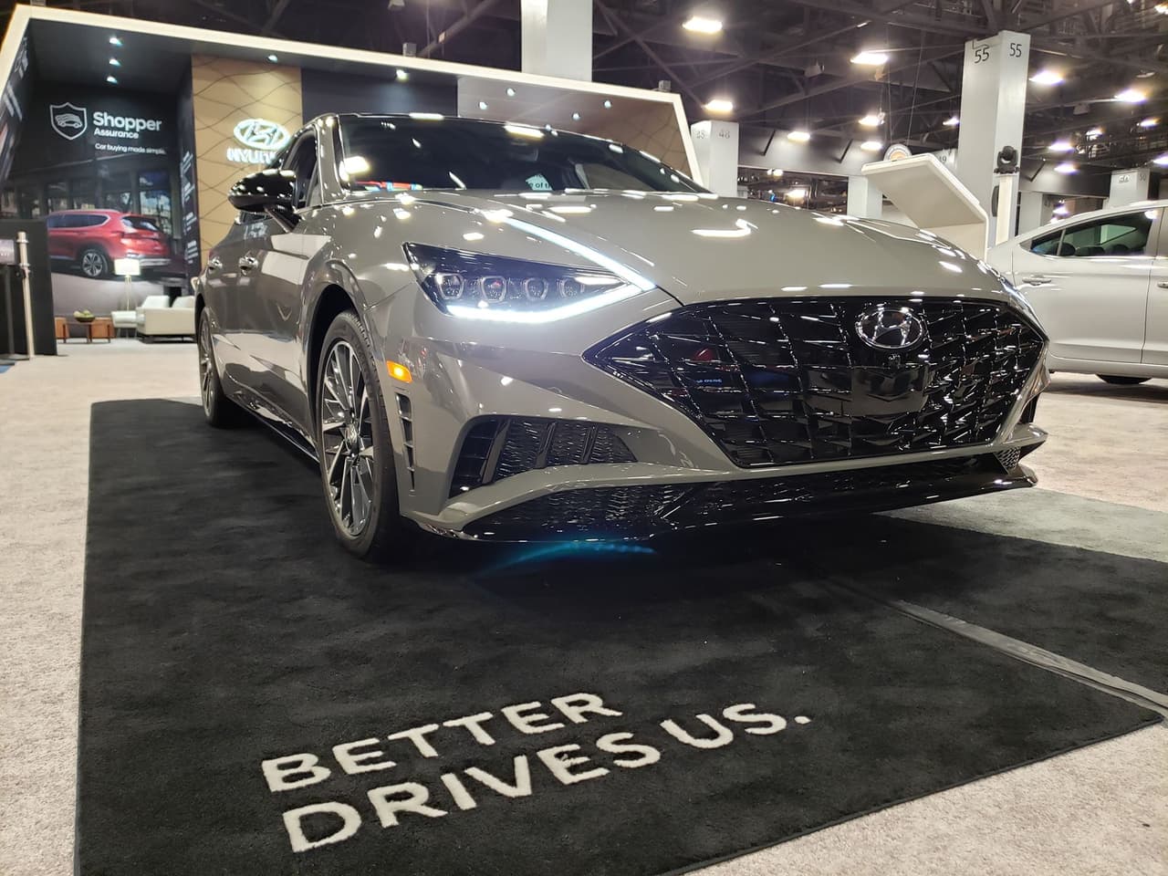 <b>Hyundai Sonata 2020</b>
<br>
<br>Hyundai tiene doble celebración con el Sonata. Primero por el debut regional del modelo más tradicional y exitoso de la compañía surcoreana en su edición 2020; y segundo porque, simultaneo a su presentación en el Auto Show Internacional de Miami, el fabricante dio por iniciada la producción de la octava generación del Sonata en la planta de Hyundai Motor Manufacturing Alabama (HMMA).