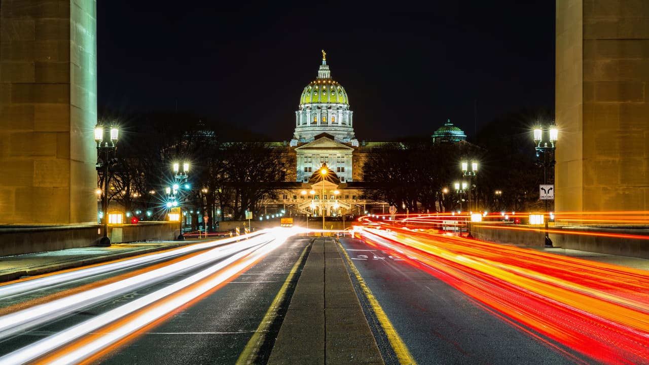 <h3 class="cms-H3-H3"><b>8. Pennsylvania</b></h3>
<br>
<br>El estado de Pennsylvania registró 
<b>1,059</b> 
<b>muertes vehiculares</b> durante 2019, 131 muertes menos que en 2018. De ese total, 298 muertes (28%) fueron causadas por el consumo de alcohol.