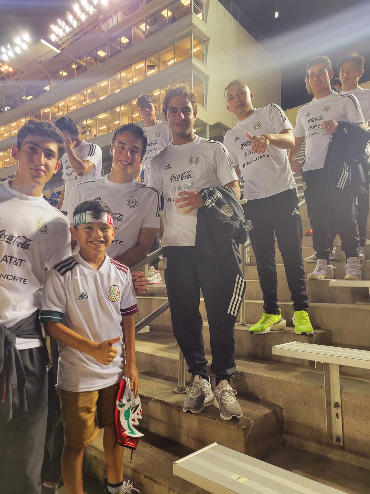 Y Karla Herrera publicó la foto de aficionados uniformados con la playera de su equipo.