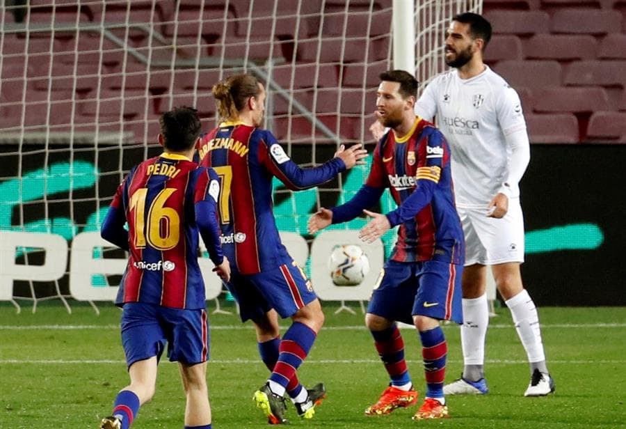 Barcelona se impone en casa ante el Huesca 4-1. Los goles corrieron a cargo de Lionel Messi (13' y 90'), Antoine Griezmann (35') y Oscar Mingueza (53'). Por parte de la visita, el gol fue de Rafa Mir al 49'. La 'Pulga' sumó su partido número 767 con el equipo culé e iguala el número de Xavi.