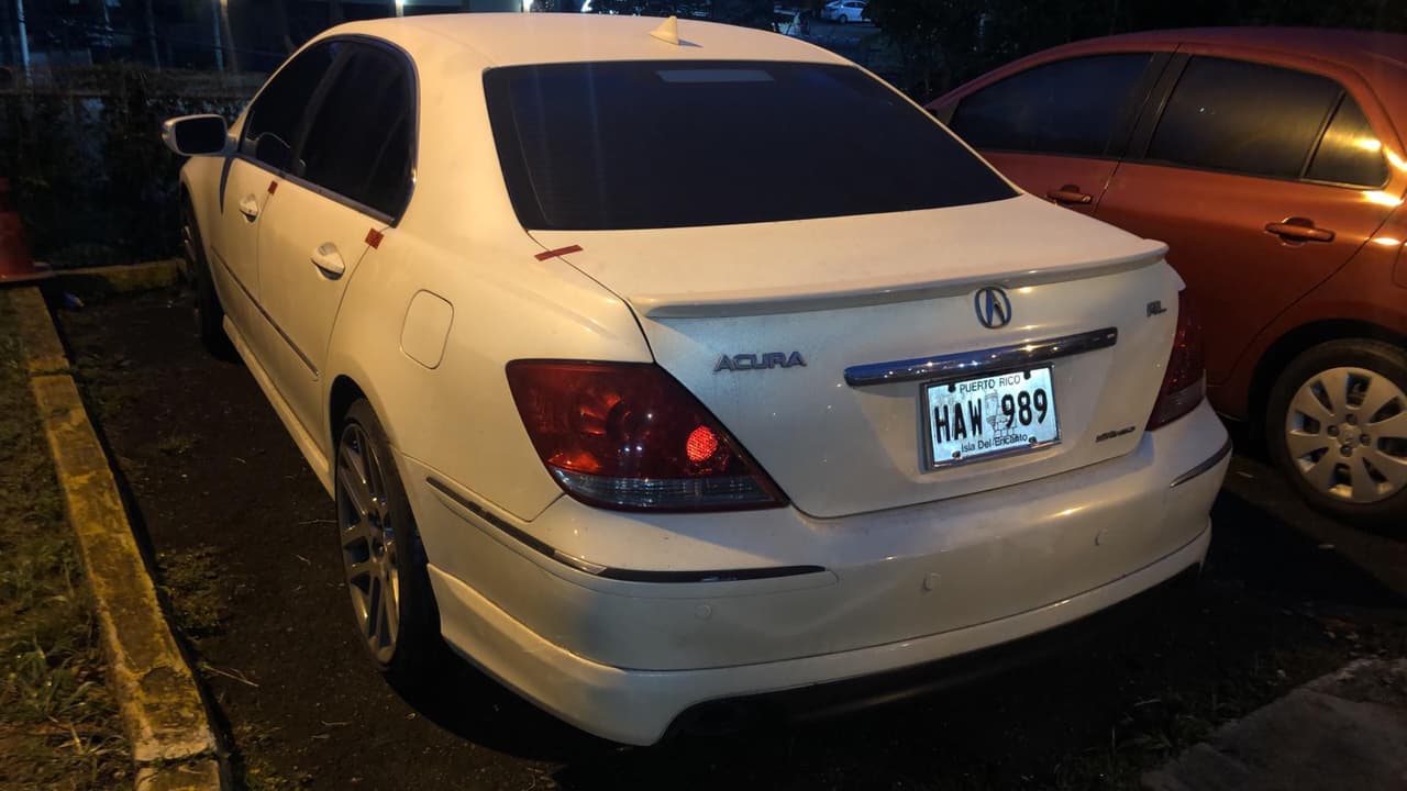 En la calle Cerra Andino intersección con calle La Rosa se ocupó un Acura RL. Un agente de la unidad K9 alertó a las autoridades sobre la presencia de armas de fuego.