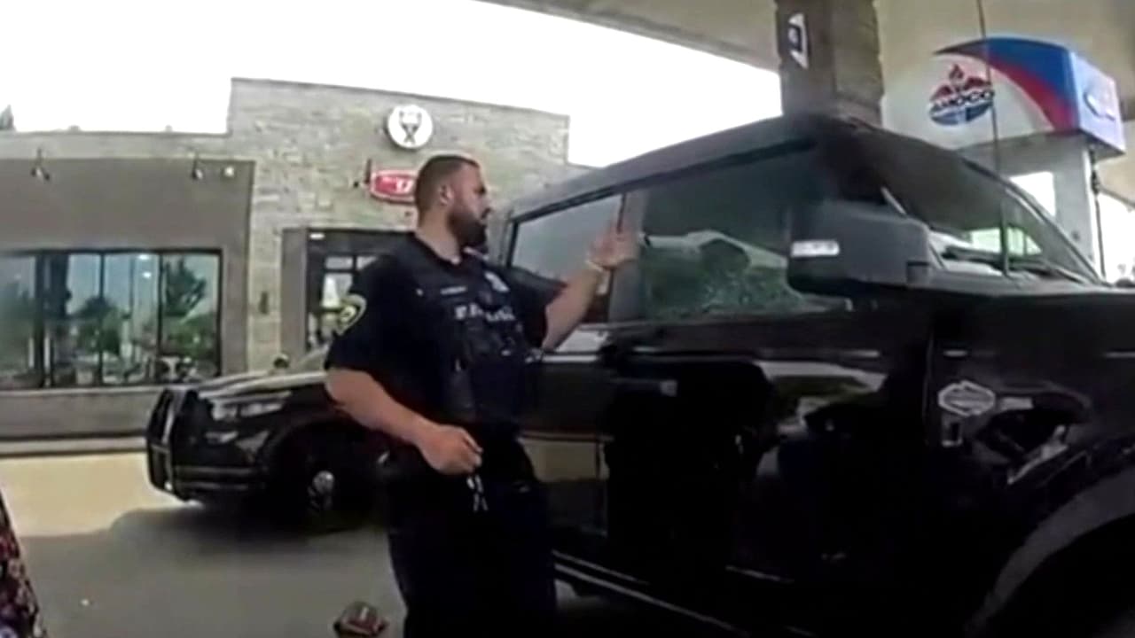 Policías en EEUU rescatan a un bebé atrapado accidentalmente dentro de un auto bajo intenso calor