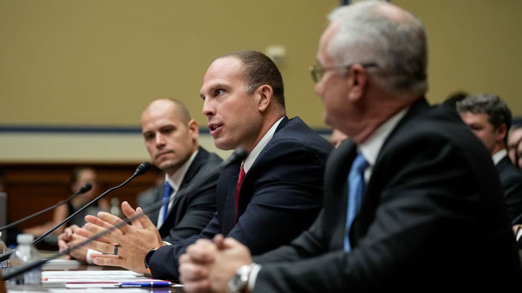 <b>El gobierno tiene vehículos extraterrestres y cadáveres de sus tripulantes, asegura un militar retirado</b>
<br>
<br>En medio de una audiencia en Washington DC, tres militares retirados testificaron sobre Ovnis y la amenaza que representan para la seguridad nacional. Uno de los exfuncionarios de inteligencia aseguró que el gobierno de Estados Unidos tiene en su poder vehículos extraterrestres y cadáveres de algunos de sus tripulantes; no obstante, dijo que él no los vio, pero 40 testigos le confirmaron su existencia