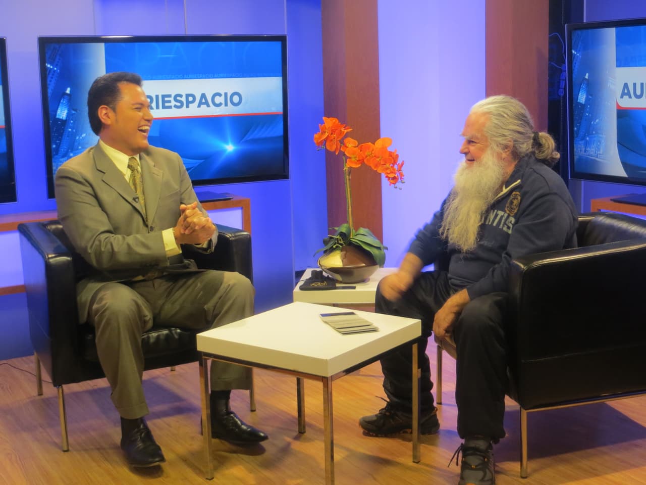 Si quieres verlo, el brujo se presentará este sábado y domingo, 14 y 15 de noviembre, en el Valsan Convention Center, localizado en el 2600 W. 35TH Street, dando un curso sobre esoterismo.