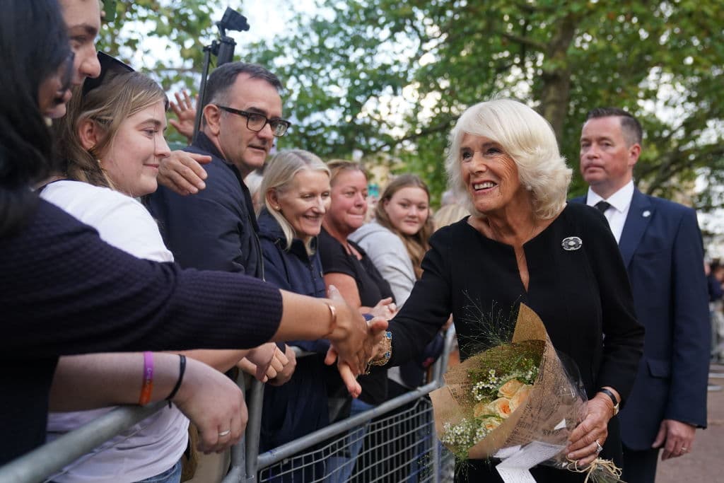 Camilla Parker se ha dejado ver saludando a la muchedumbre que se reúne a las afueras de Windsor para darle el pésame a la familia real.
<br>