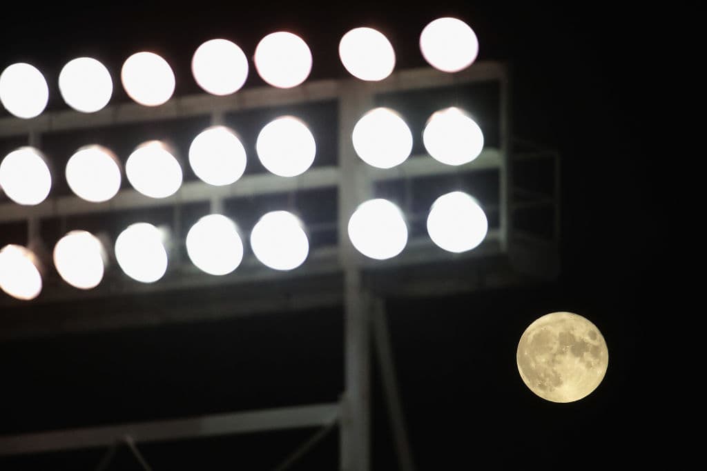 <b>¿Se verá desde Chicago?</b>
<br>El
<a href="https://www.accuweather.com/es/us/chicago/60608/hourly-weather-forecast/348308" target="_blank">Servicio Meteorológico Nacional</a> pronostica cielos parcialmente nublados para Chicago, para el lunes por la noche cuando salga la luna.
<br>
<br>Fotografía tomada el 3 de agosto de 2020, en Wrigley Field, en un juego de los Chicago Cubs y Kansas City Royals.