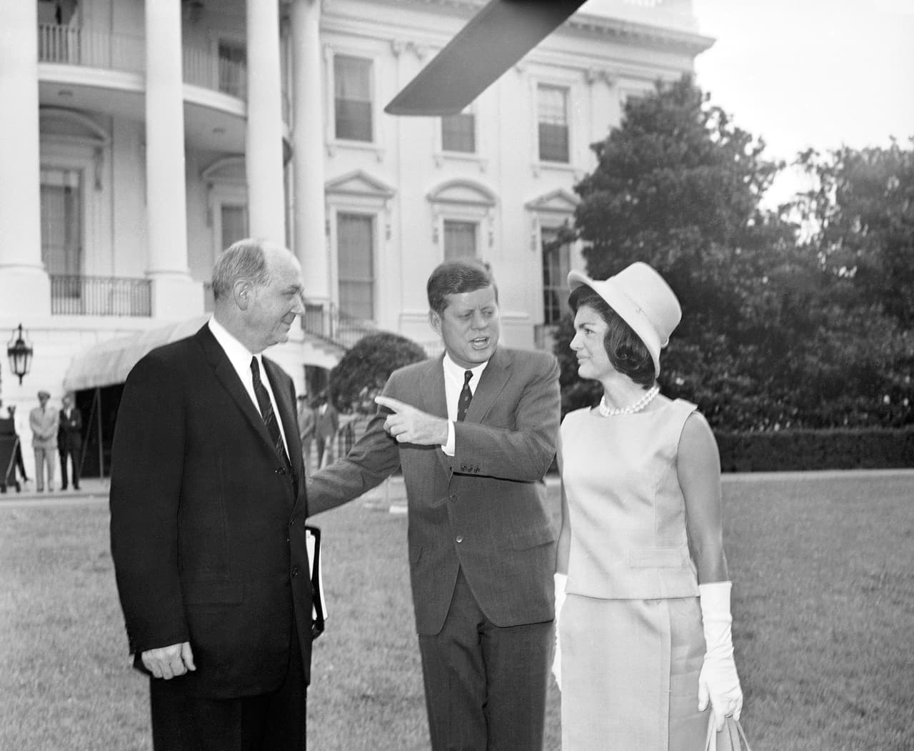 John F. Kennedy y su esposa con el secretario de Estado, Dean Rusk.