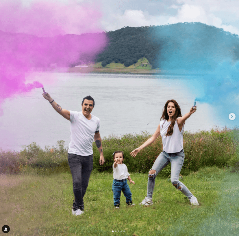 Claudia Álvarez y Billy Rovzar anunciaron en septiembre pasado que Kira iba a tener dos hermanitos más: "¡Notición! Hemos sido doblemente bendecidos, cuando se enteraron en el cielo que estábamos pidiendo un 'baby' más, Diosito sabiendo la capacidad de amor que tenemos decidió que estábamos listos para recibir a dos almitas hermosas para bendecir nuestras vidas!", dijo la actriz en ese entonces.