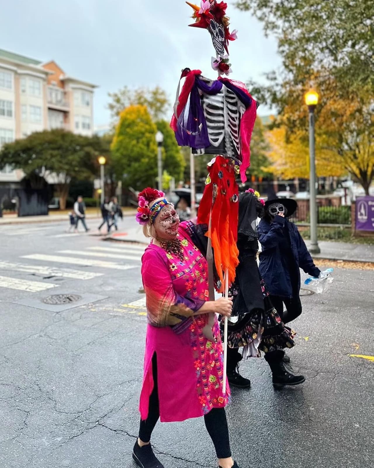 El desfile comienza en el cementerio de Decatur y concluye en la plaza con una presentación musical y una celebración.