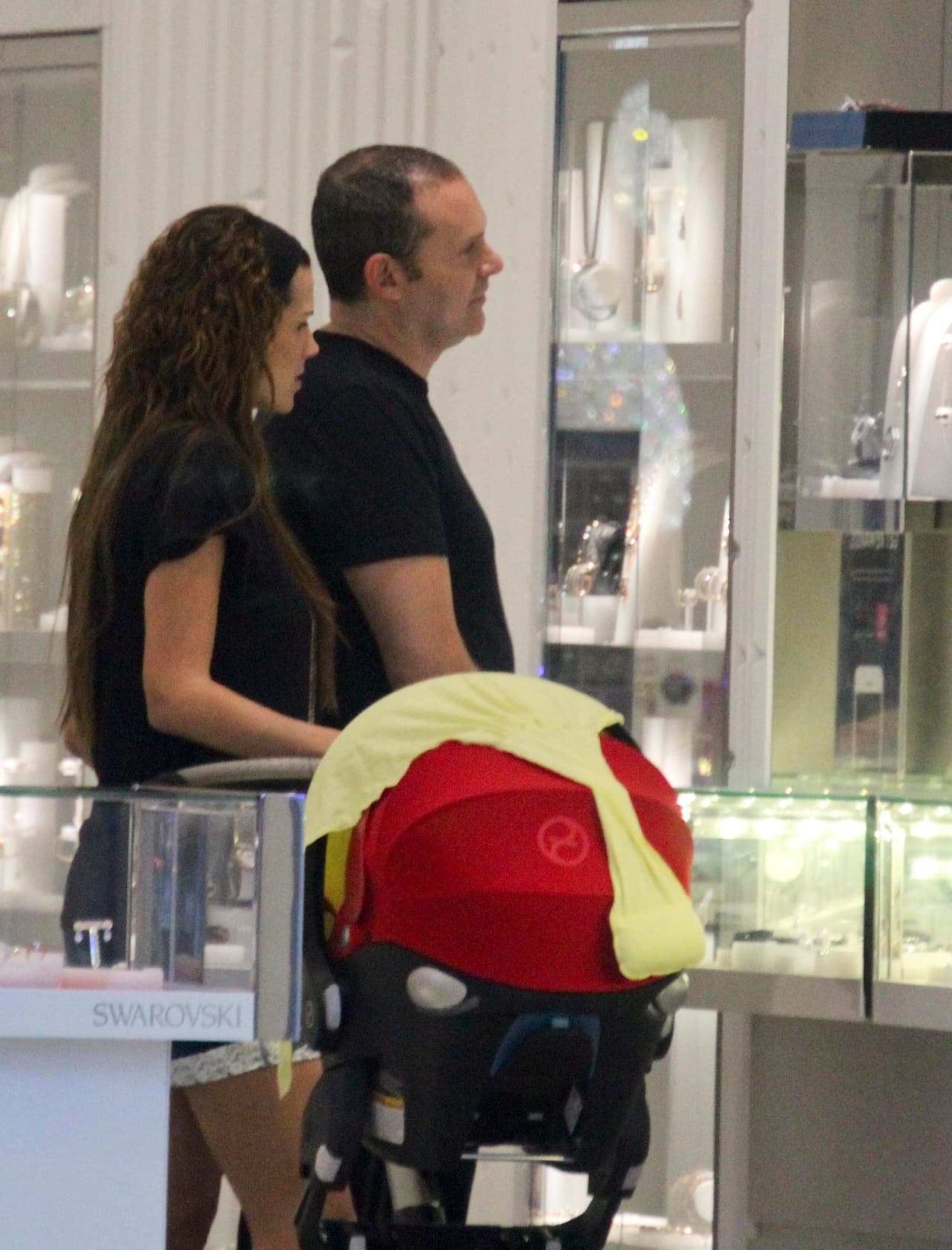 La beba ya tiene un mes de nacida y sus papás salieron a dar una vuelta con ella.