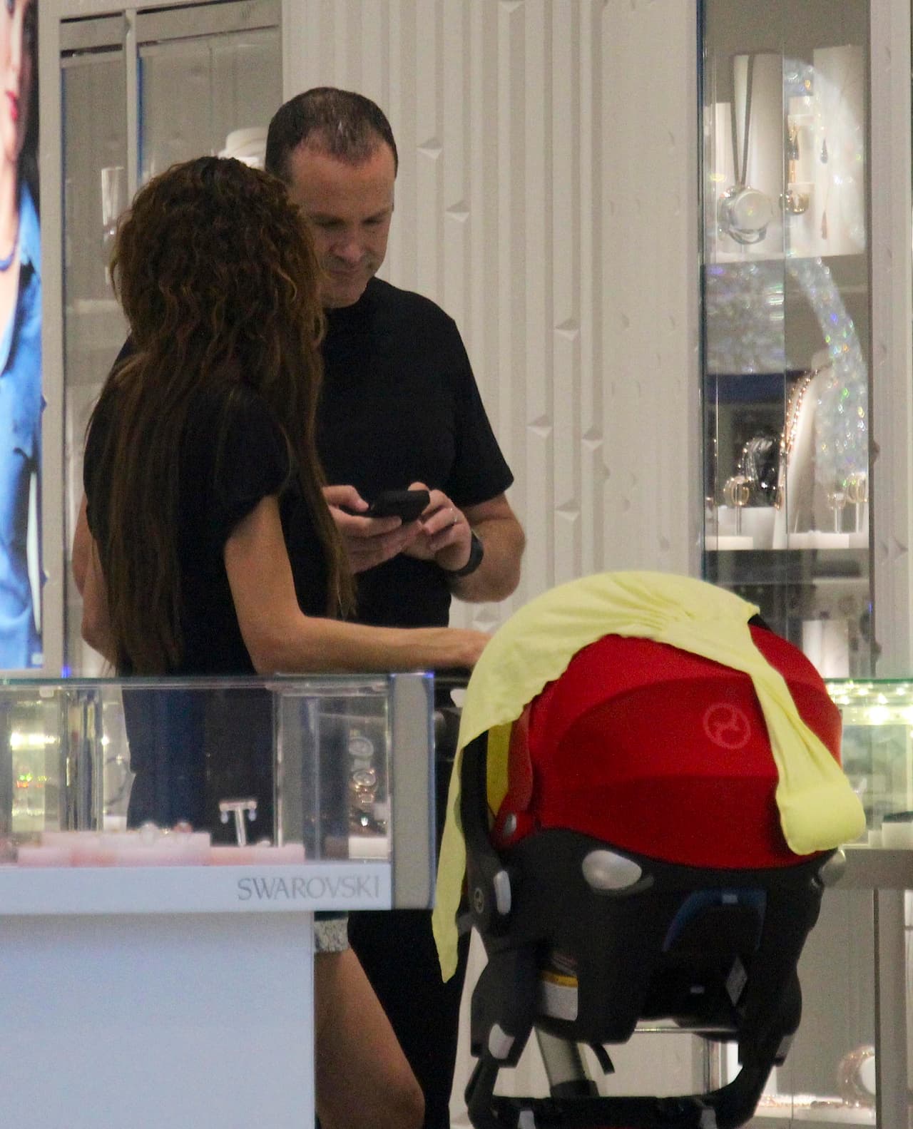 Quizá un regalo para la bella mamá, que bien que se lo merece.