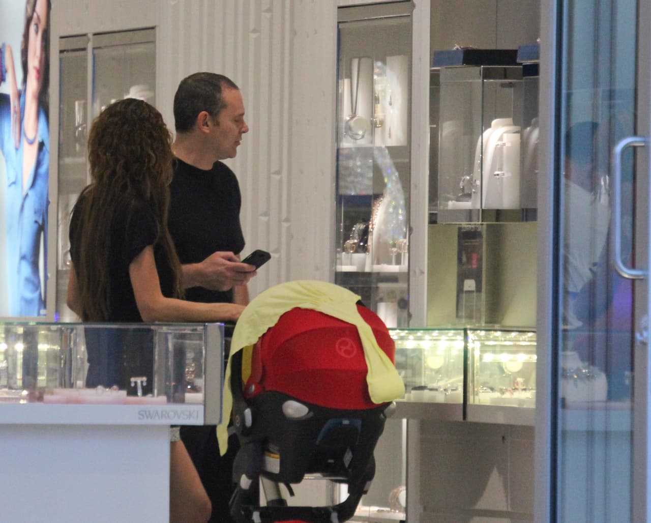 Quizá también andaban de compras, ellos miraban muy atentos los aparadores.