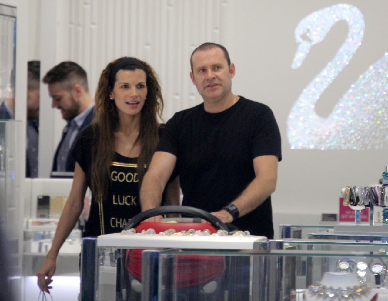 La pareja retomó su viaje, ¿habrán comprado algo?