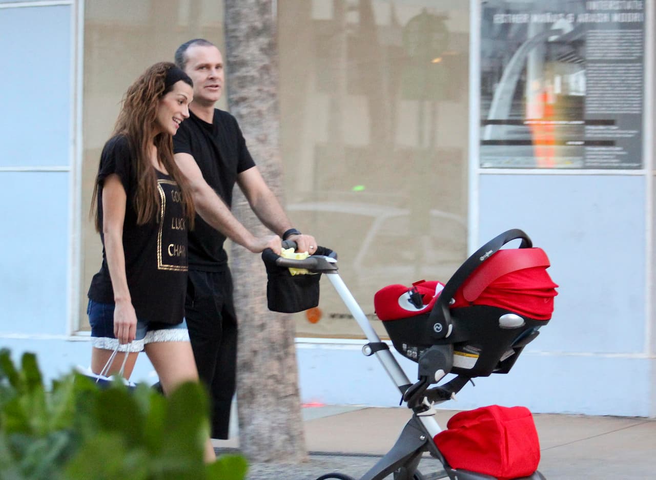 Pero si son Alan Tacher y su esposa Cristy, de paseo con Baby Michelle.