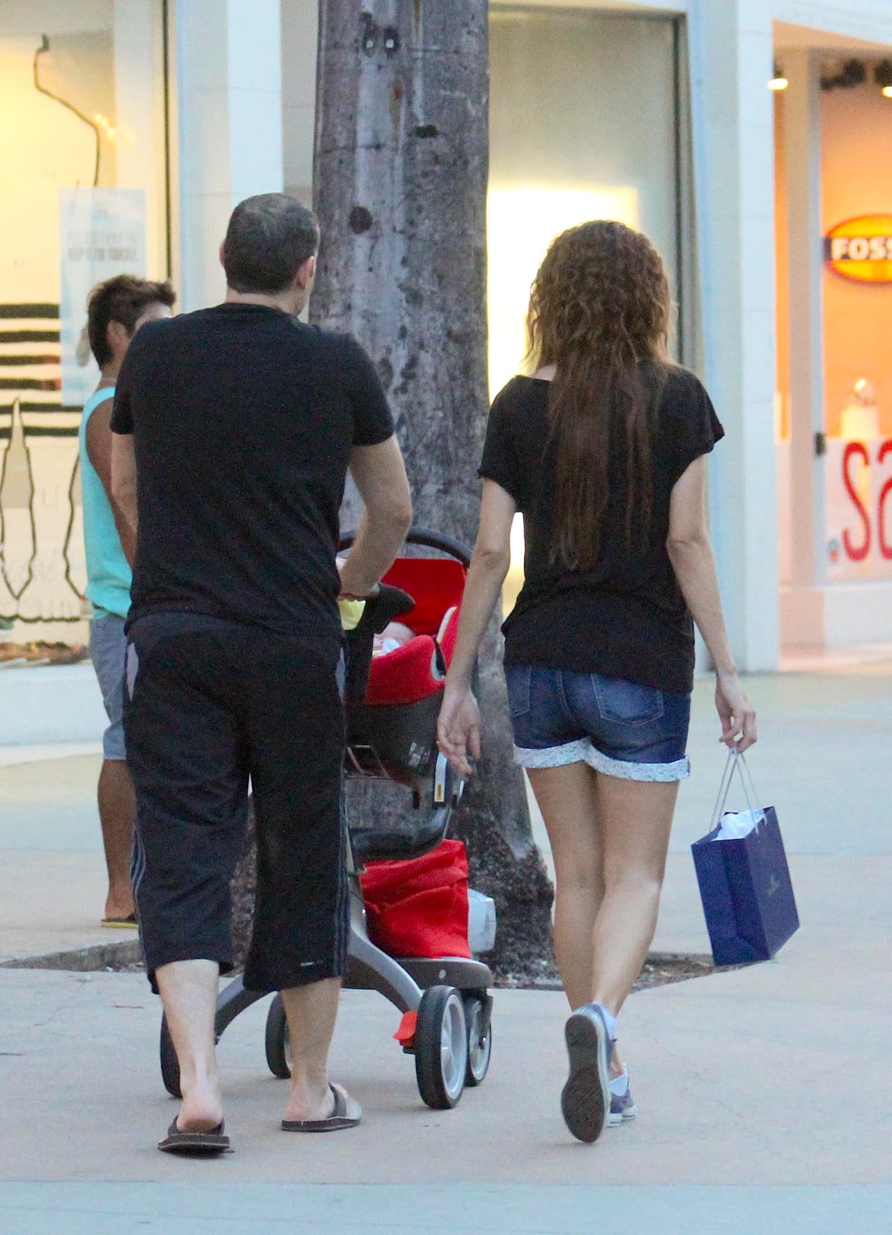 Y como podemos ver, ¡si hubo regalo! Cristy lleva una bolsita en su mano.