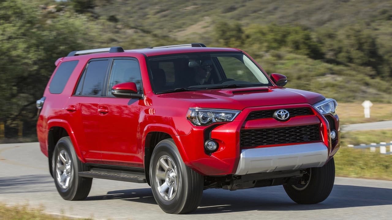 <h3 class="cms-h3-H3">3. Toyota 4Runner</h3>
<br>
<br>La 
<a href="https://www.univision.com/noticias/toyota/probamos-a-la-toyota-4runner-2016" target="_blank">SUV mediana de Toyota</a> es un vehículo de nicho para las pocas personas que realmente necesitan de una SUV todoterreno de verdad. Su excelente reputación como una camioneta capaz y confiable ayuda a que sea el tercer vehículo que mejor retiene su precio en Estados Unidos. La Toyota 4Runner había ocupado el segundo lugar en la versión 2017 de esta lista.
<br>
<br>Kelley Blue Book prevé que el valor de reventa de la 
<b>Toyota 4Runner 2018</b> después de 
<b>36 meses</b> de uso alcanzará el 
<b>65.8%</b> de su valor original, mientras que después de los 
<b>60 meses</b> de uso alcanzará el 
<b>54.2%</b> del mismo.
