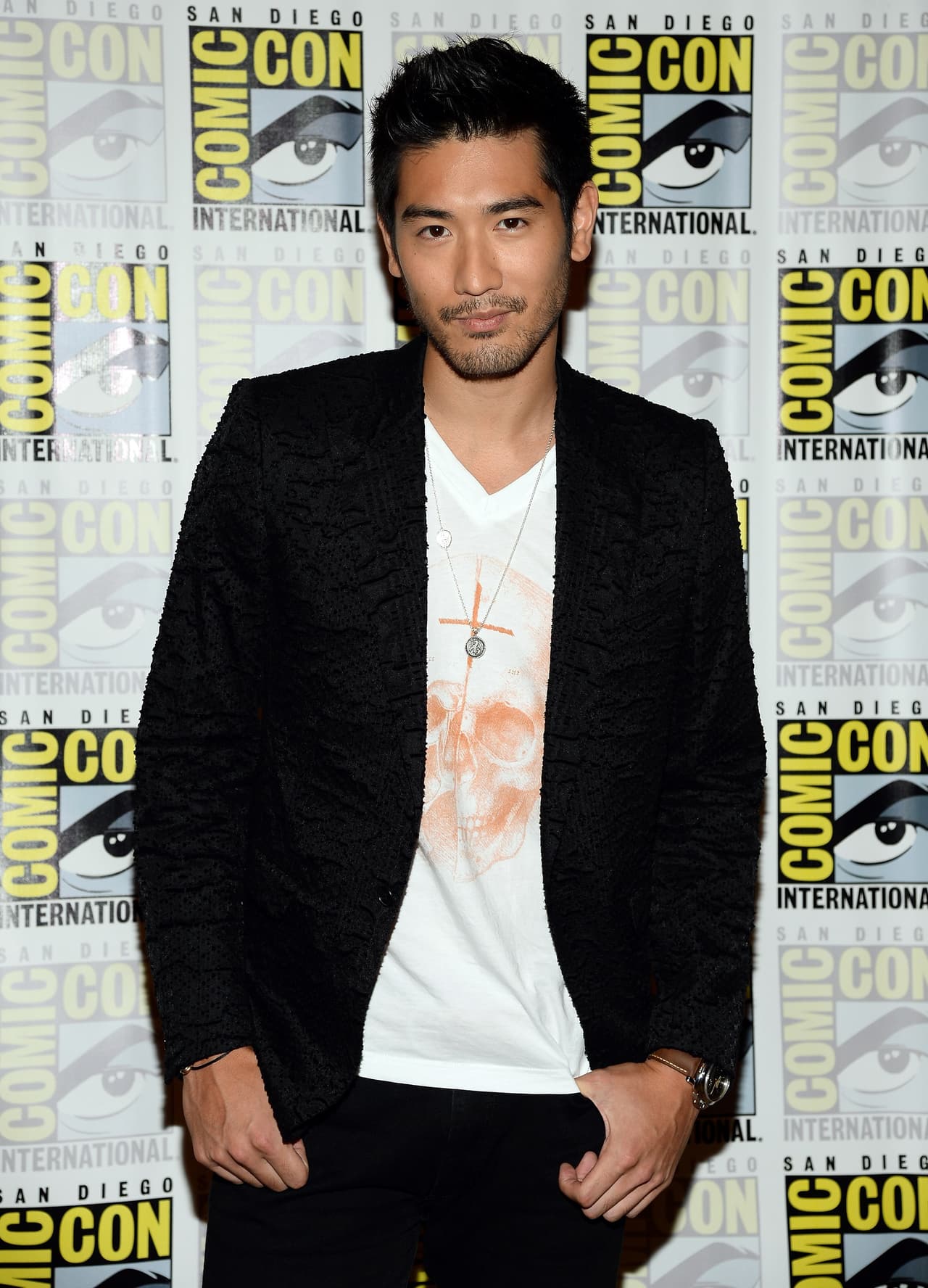 El actor taiwanés-canadiense estaba filmando un programa de juegos llamado 'Chase me', cuando de repente se desmayó en el set del programa en China, informó 
<b><a href="https://wwd.com/eye/people/model-godfrey-gao-death-game-show-chase-me-1203379690/" target="_blank">WWD</a></b>.