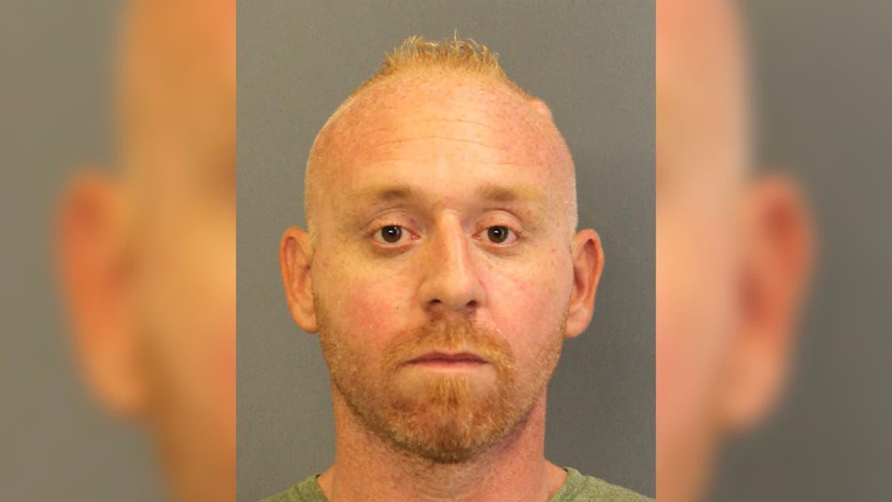 Robert Joseph Skelton, de 55 años. Mide 5 pies 7 pulgadas, pesa 180 libras, tiene ojos cafés y es pelirrojo. Enfrenta cargos por agresión sexual. Última ubicación conocida: Baytown, Texas. Tiene antecedentes en el condado Harris por portación de una pistola en un vehículo.