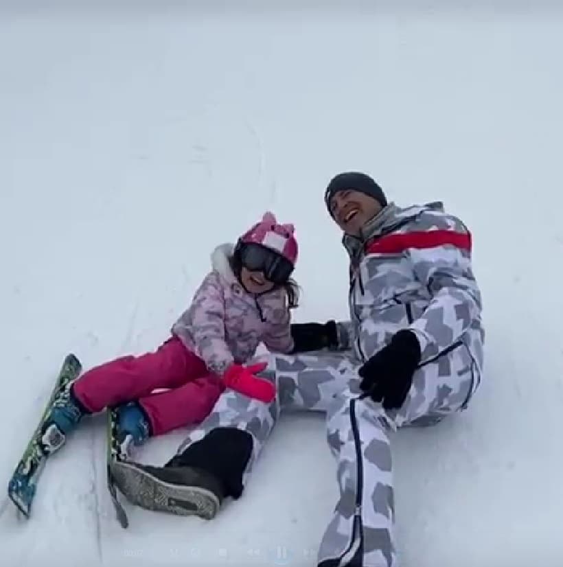Alan Tacher ha tenido unas vacaciones familiares extraordinarias en las montañas nevadas. Estos días los dedicó al cien por ciento a sus hijos, tanto que, Michelle continuó con su entranamiento de esquí.