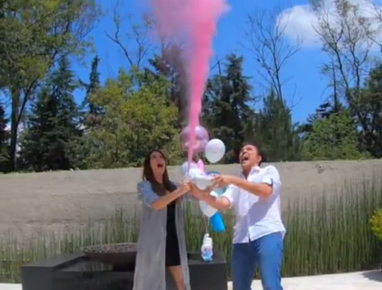 El 30 de julio la feliz pareja dio a conocer, a través de un video publicado en Instagram, que 
<b><a href="https://www.univision.com/famosos/claudia-alvarez-y-billy-rovzar-no-se-quedan-con-la-palabra-de-consuelo-duval-y-revelan-asi-el-sexo-de-su-bebe-video">tendrían una niña</a></b>.