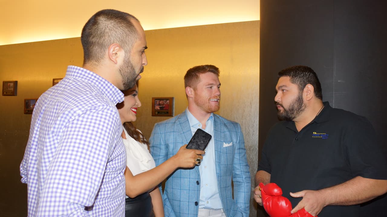 Los locutores supieron cómo hacer sentir en casa al boxeador.