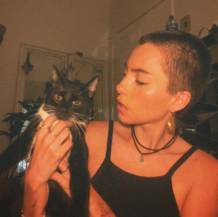 “¡Mierda! ¡Ella lo hizo!”, escribió en la descripción del post.