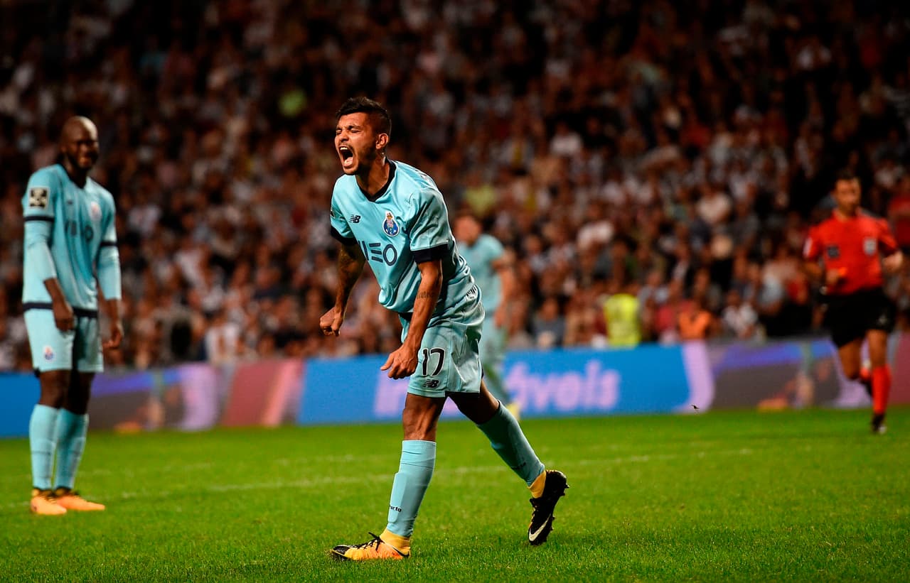 Tecatito Corona fue operado con éxito tras fractura en el duelo ante Estoril