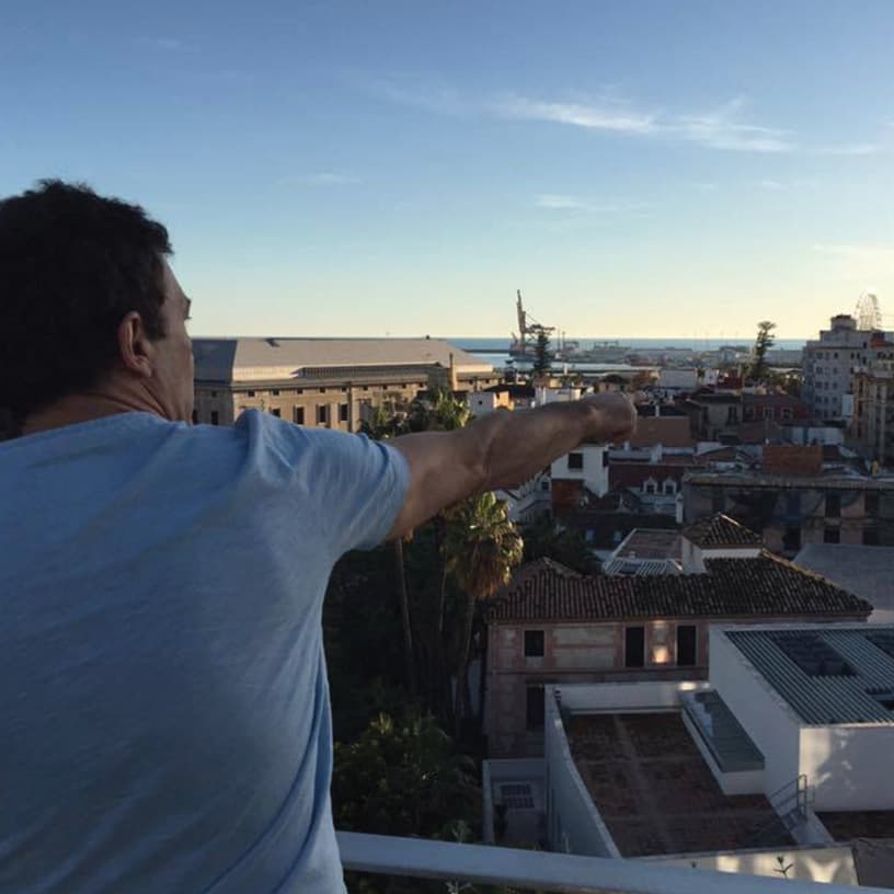 El actor Antonio Banderas compartió fotografía en su facebook oficial 
<i>"Por allí se acercan ya los #ReyesMagos. ¿Habéis sido buenos y buenas este año?" </i>Escribió el actor español.