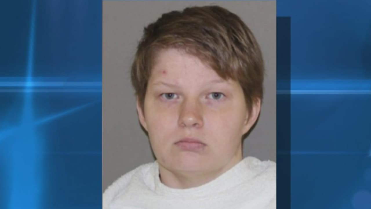 Mujer que fue violada y torturada cuando era niña es arrestada por presunto abuso sexual contra una menor