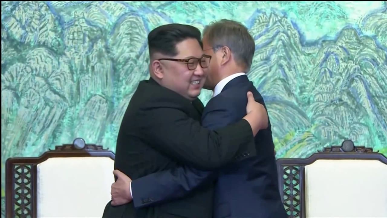 El abrazo entre Kim Jong Un y Moon Jae-in, después de la firma del comunicado conjunto que marca una nueva etapa en las relaciones bilaterales y la política internacional.