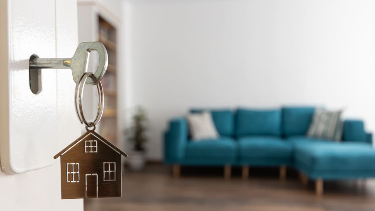 <h3 class="cms-H3-H3">Consejos de prevención </h3>
<br>
<b>Si eres dueño: </b>visita tus propiedades vacías, mantén el césped cuidado, deja luces automáticas y avisa a tus vecinos para que reporten actividad sospechosa. 
<br>
<b>Si eres inquilino: </b>pide siempre un contrato por escrito y guarda todos tus recibos. No confíes en acuerdos “de palabra” sin respaldo.