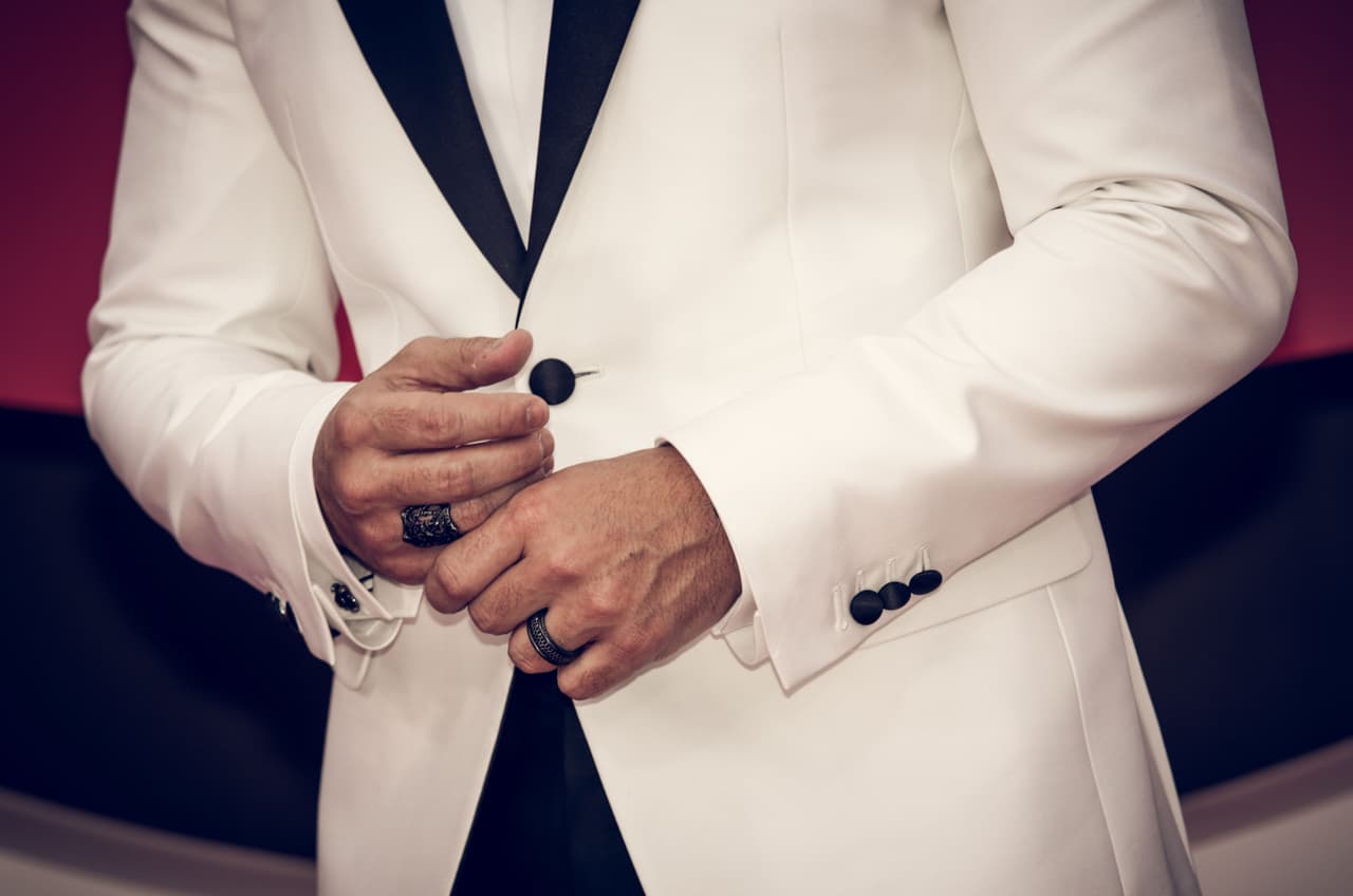 El cantante tenía puesto un anillo en cada mano.