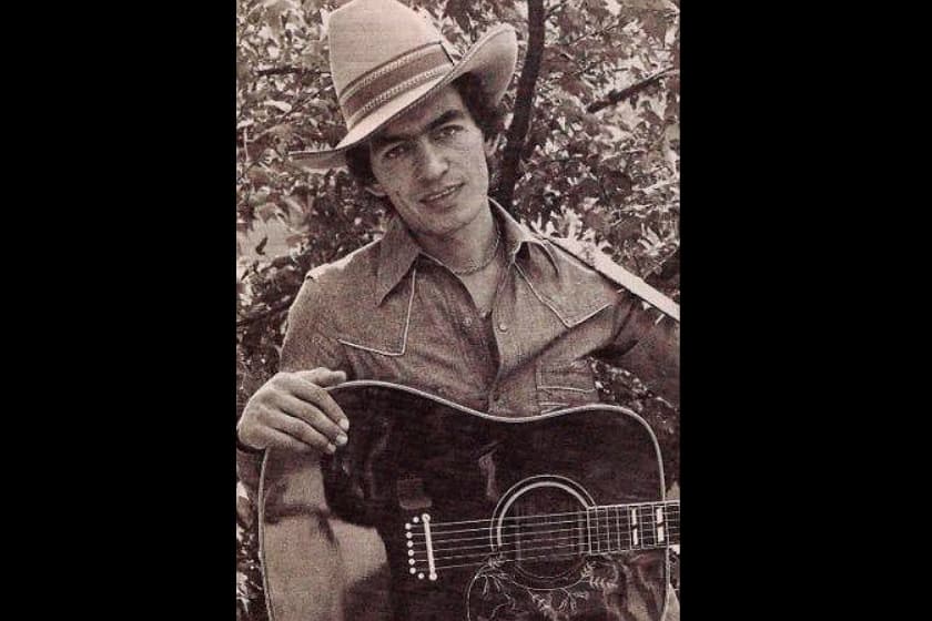 Vivió una infancia difícil, pues trabajaba duro para salir adelante con su familia.