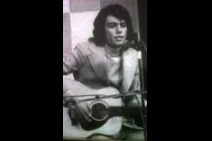 José Manuel descurbió su talento para la música desde su juventud, sin embargo, manifestó su deseo de ser sacerdote. A los 14 años se inscribió como seminarista en el Estado de Morelos pero finalmente tomó la decisión de abandonar su vocación religiosa.