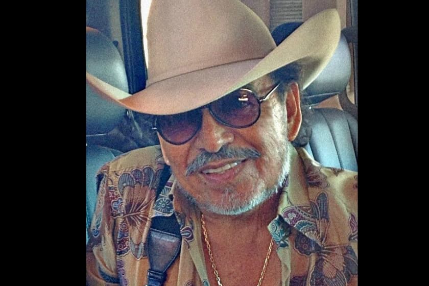 Joan Sebastian vivió en Chicago y ahí se ganaba la vida como vendedor de carros. Hizo comerciales de radio y trabajó para la televisión local. Tuvo muy poco empleo como cantante y por cada presentación ganaba tan sólo 50 dólares. Fue hasta que un promotor en Texas lo contrató para presentarse en diversos recintos con un sueldo de mil dólares diarios.