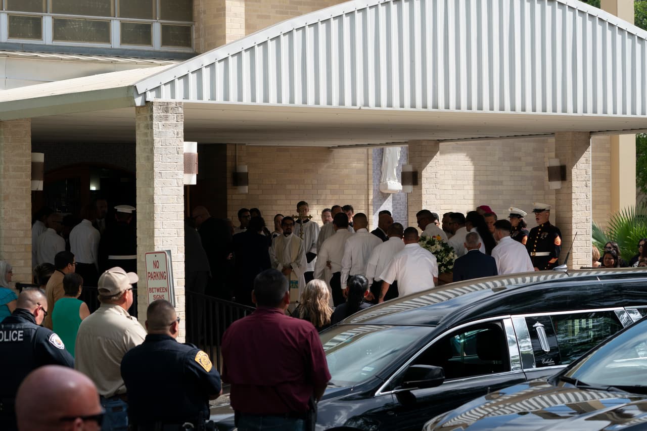 Así ingresaban los ataúdes a la iglesia, la misma en la que el presidente Joe Biden participó el domingo en una ceremonia en recuerdo de las víctimas. La pareja se conoció en la secundaria y se casaron en esa misma Iglesia hace 24 años, donde fueron feligreses durante mucho tiempo, según 
<i>The Washington Post.</i>