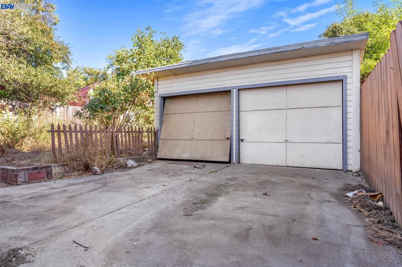 Los lugares de estacionamiento no son problemas, pues cuenta con una doble cochera independiente y suficiente espacio para múltiples vehículos.