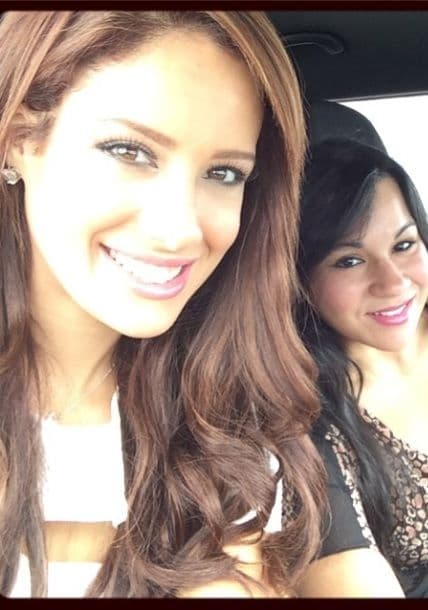 Disfrutando de la visita de su mejor amiga.