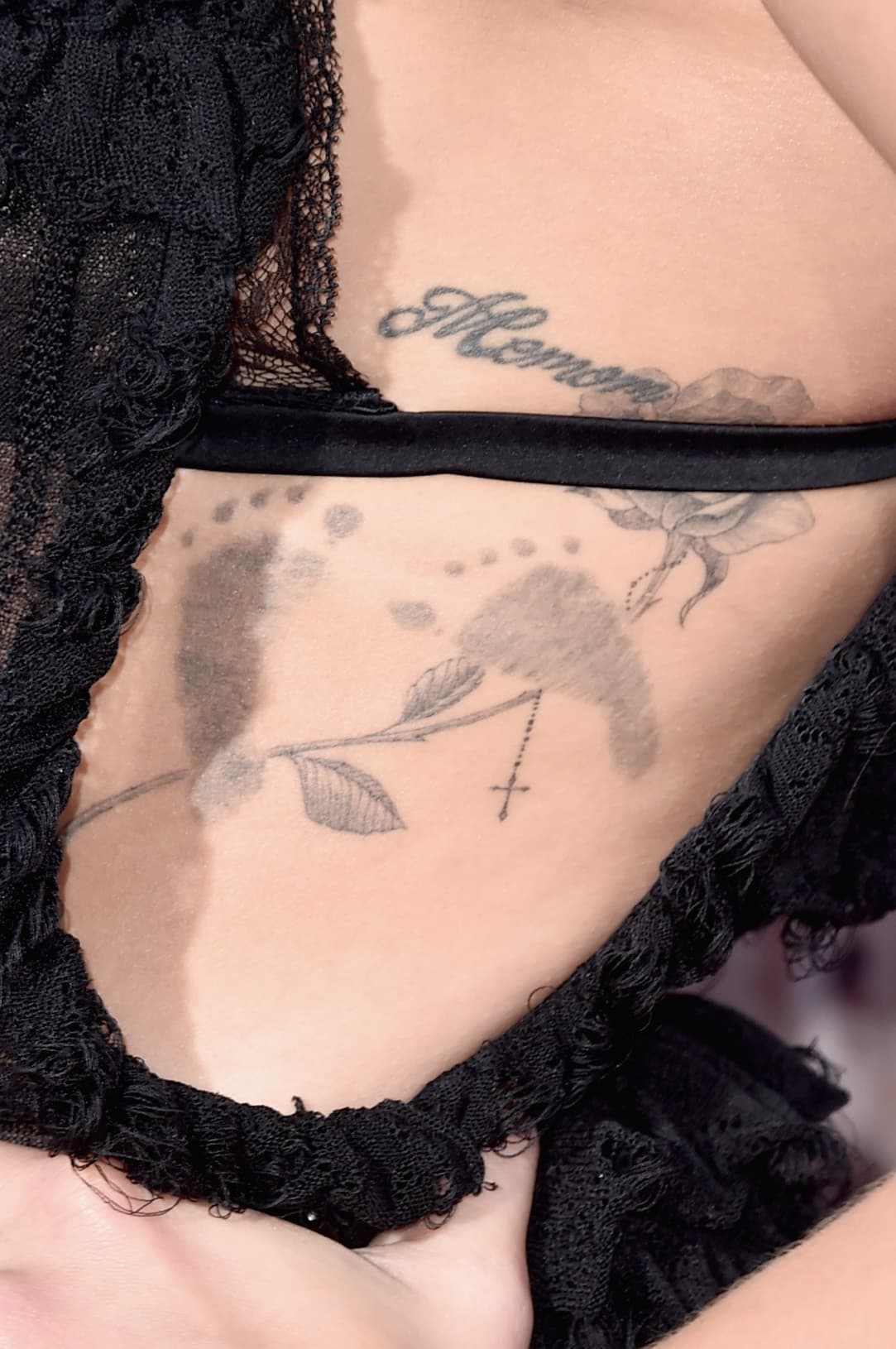 Detalles de los tatuajes de la joven.