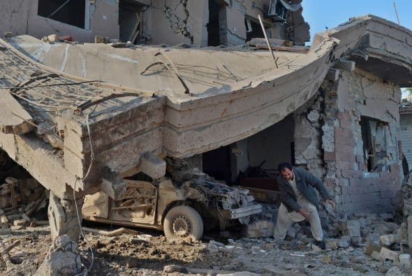 Imágenes transmitidas por las televisoras locales mostraron numerosos vehículos y tiendas destruidos por la explosión.