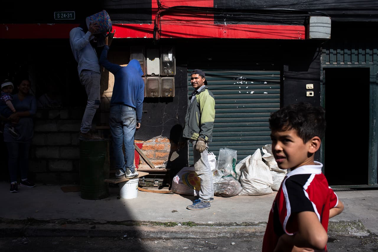 En las calles de Solanda se ve el movimiento de los venezolanos que arreglan las casas donde van a vivir.