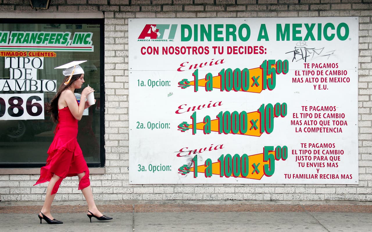Una recién graduada caminando por Little Village.