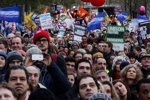 De acuerdo con datos de sindicatos, unos dos millones de empleados del sector público se unieron a la huelga de un día.