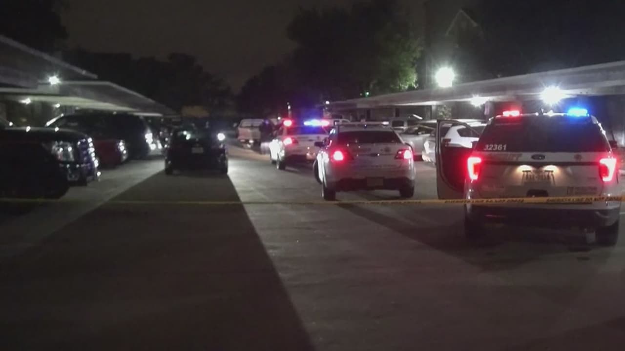 El hecho ocurrió la noche del lunes en la vivienda ubicada en el 13500 de la calle Schoroeder, en el noroeste del condado Harris, donde las autoridades encontraron al sujeto herido, pero a pesar de los esfuerzos murió. La mujer le habría disparado al sentirse acechada por este hombre.