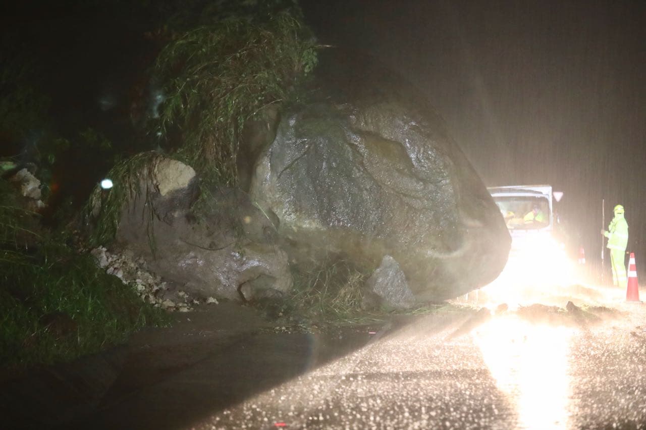 Rocas de grandes proporciones se han desprendido en las montañas y han obstruido el flujo vehicular.